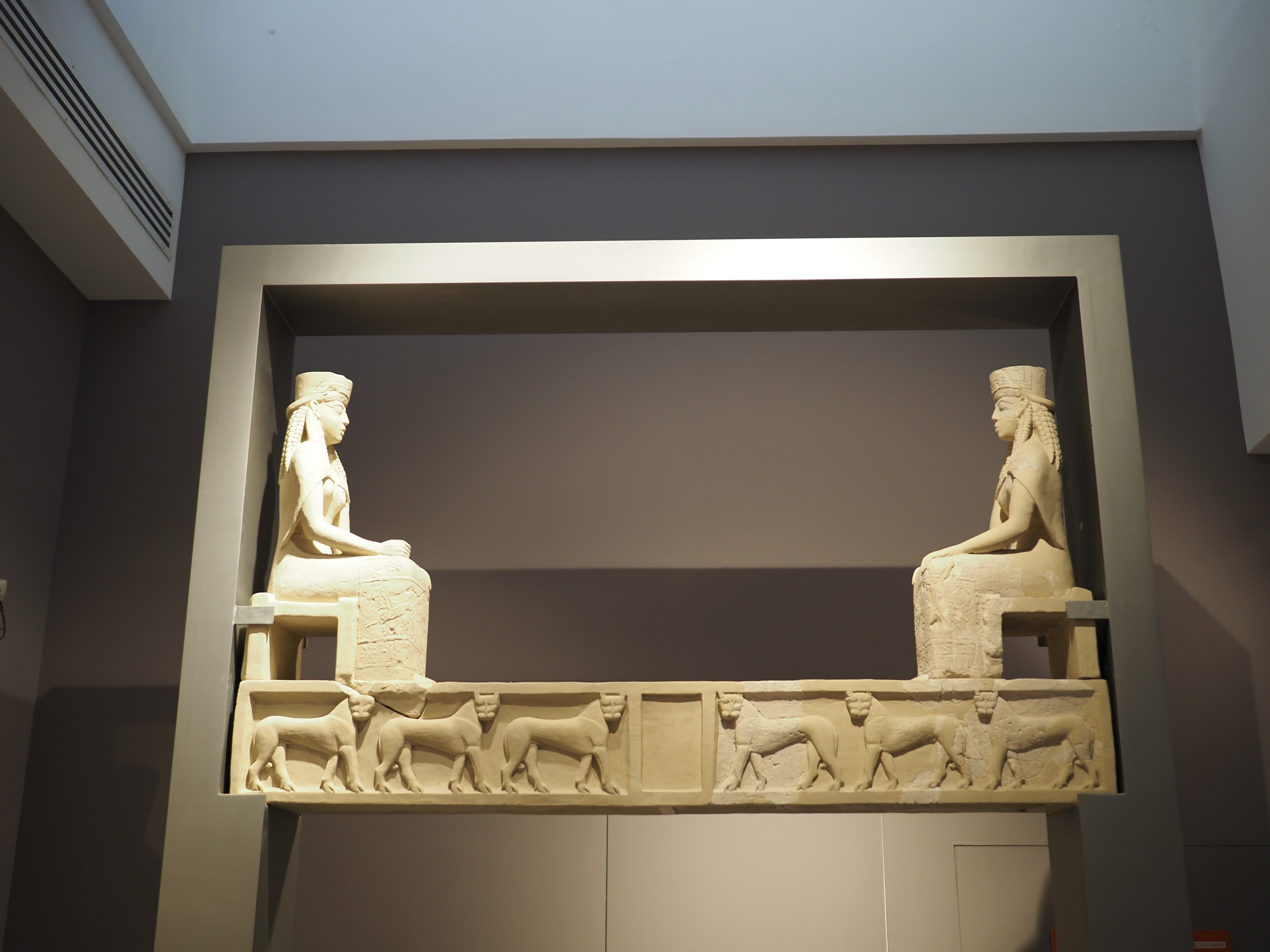 女神与狮子饰梁